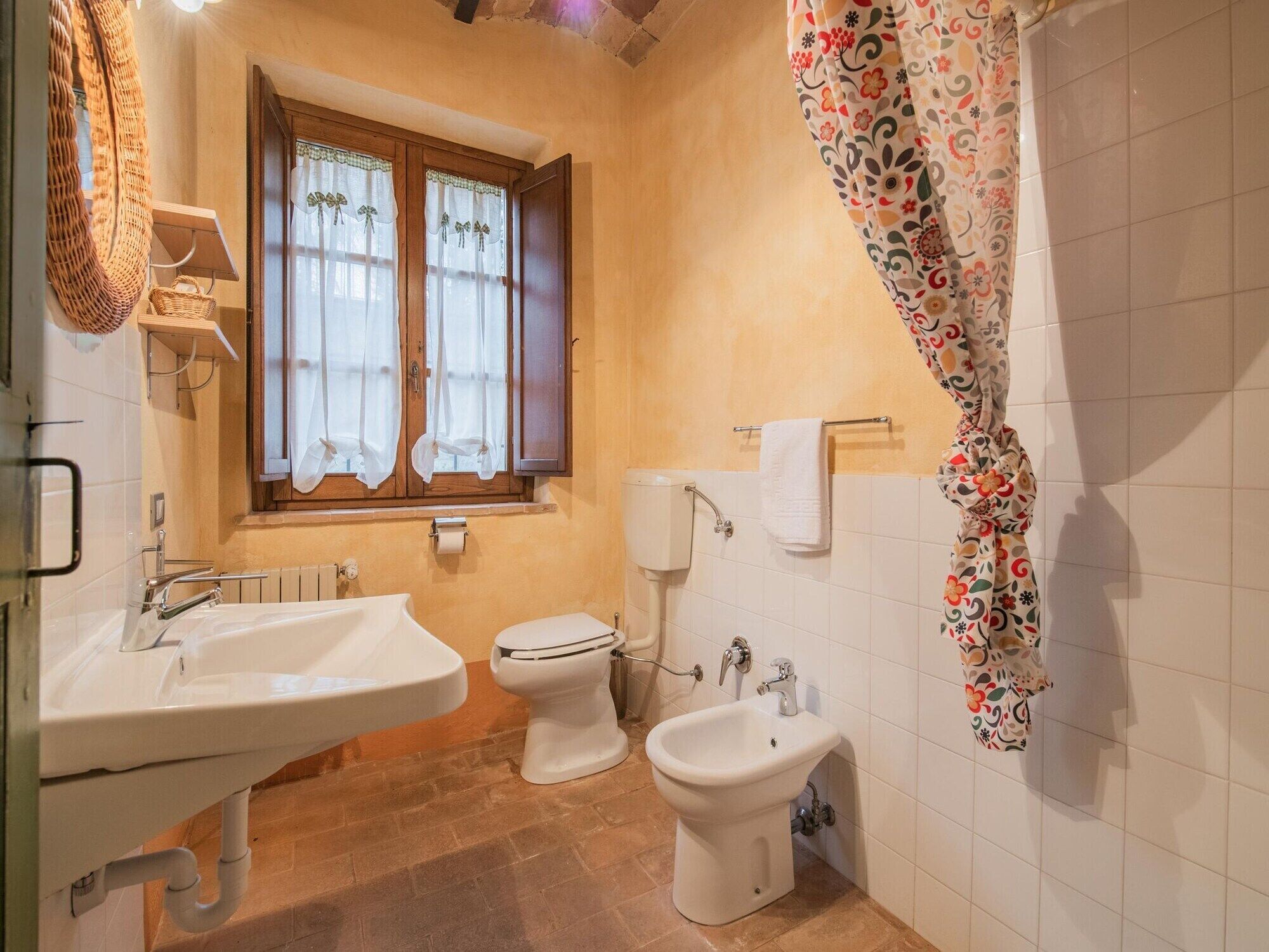 تجهيزات دش، مستلزمات مجانية للعناية الشخصية، مناشف