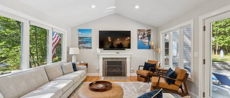 Smart TV, chimenea, videojuegos, mesa de ping pong