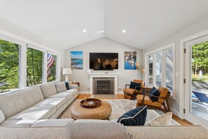 Smart TV, fireplace, video games, ping pong - Sea La Vie - Outdoor Oasis w/ Seasonal Hot Tub! (Ogunquit)