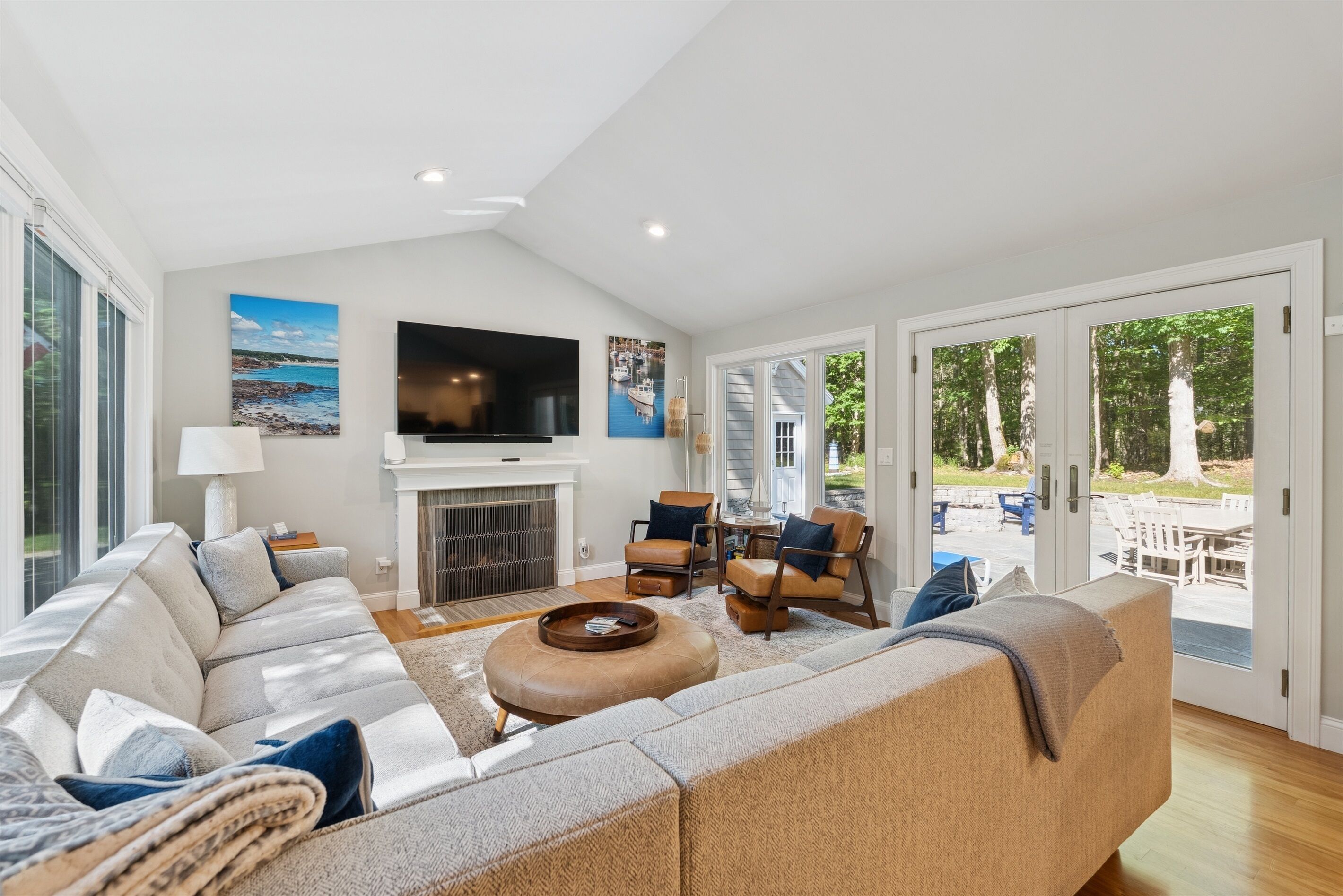 Smart TV, caminetto, videogiochi, tavolo da ping pong