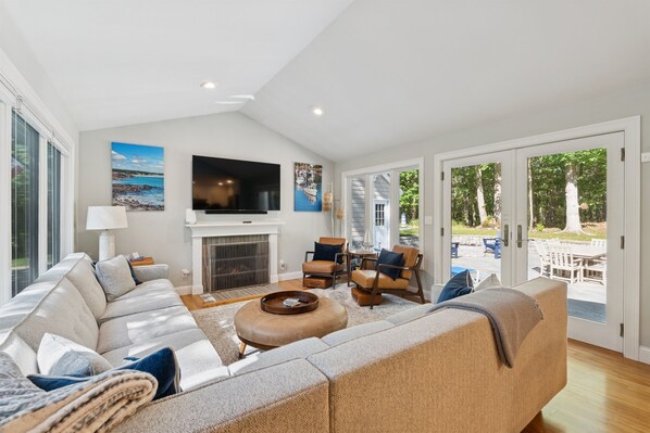 Smart TV, fireplace, video games, ping pong - Sea La Vie - Outdoor Oasis w/ Seasonal Hot Tub! (Ogunquit)