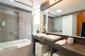 Douche, sèche-cheveux, serviettes fournies, savon