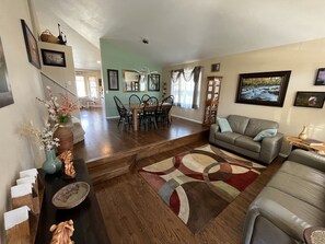 Smart TV, fireplace, books - Sleeps 6 with beautiful mountain view, and close to all Colorado has to offer. (Thornton)