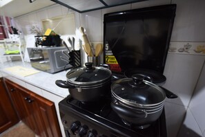 Kjøleskap, mikrobølgeovn, ovn og kokeplater