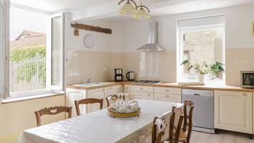 Een microgolfoven, een vaatwasser, een kinderstoel