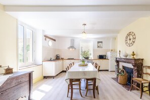 Microondas, lavavajillas y trona infantil