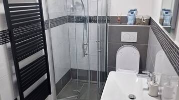 Suihku, hiustenkuivaaja, vessapaperi