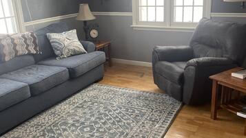 TV connectée, cheminée, baby-foot, livres