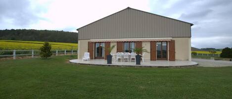 屋外ダイニングエリア