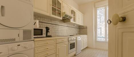 Microondas, lavavajillas y periquera