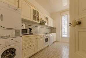 Microwave, dishwasher, high chair - L'alnilia - Romilly SUR Seine (ROMILLY SUR SEINE)