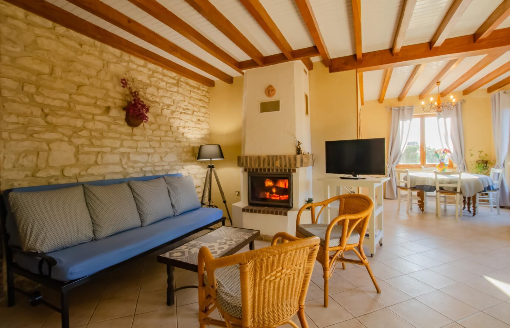 Televisie en een open haard