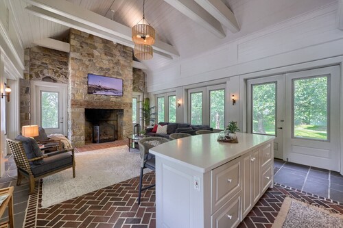 Stone Cottage at Roundtop Estate couples Retreat