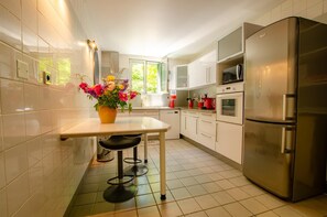 Microondas, lavavajillas y trona infantil