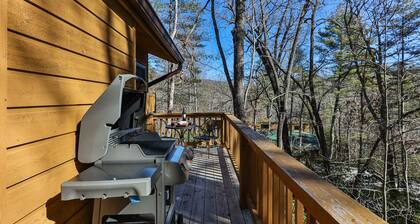 Cozy Mtn Retreat minutes from Sapphire Valley Resort. Renovated. Pet Friendly!