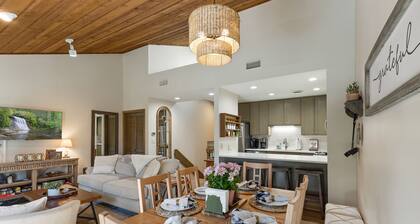 Cozy Mtn Retreat minutes from Sapphire Valley Resort. Renovated. Pet Friendly!
