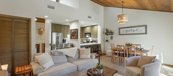 Cozy Mtn Retreat minutes from Sapphire Valley Resort. Renovated. Pet Friendly!
