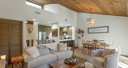 Cozy Mtn Retreat minutes from Sapphire Valley Resort. Renovated. Pet Friendly!