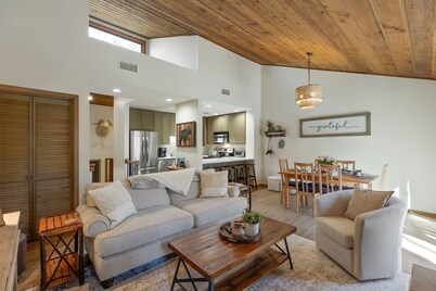 Cozy Mtn Retreat minutes from Sapphire Valley Resort. Renovated. Pet Friendly!
