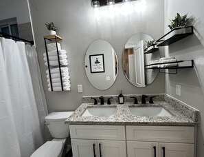 Douche, sèche-cheveux, serviettes fournies, savon