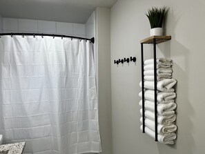 Douche, sèche-cheveux, serviettes fournies, savon