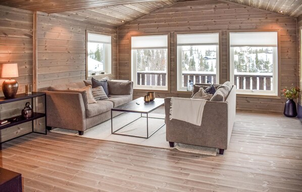 Smart TV, fireplace - Lovely home in Eggedal with WiFi (Eggedal)