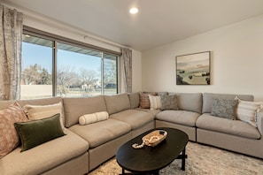 Smart TV, video games, ping pong, books - Featuring: Arcade Gameroom Pool
Great for Families! (Murray)