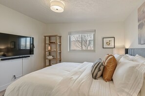 5 bedrooms, in-room safe, desk, iron/ironing board