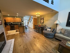 TV, fireplace, books - Hansen's Hideaway - convenience & comfort (Estes Park)