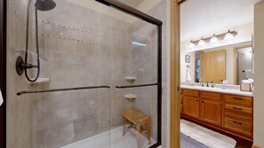 Shower, hair dryer, towels - Hansen's Hideaway - convenience & comfort (Estes Park)