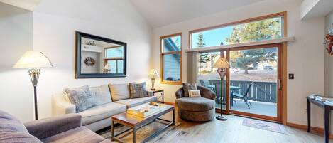 Fernseher, Kamin, Bücher