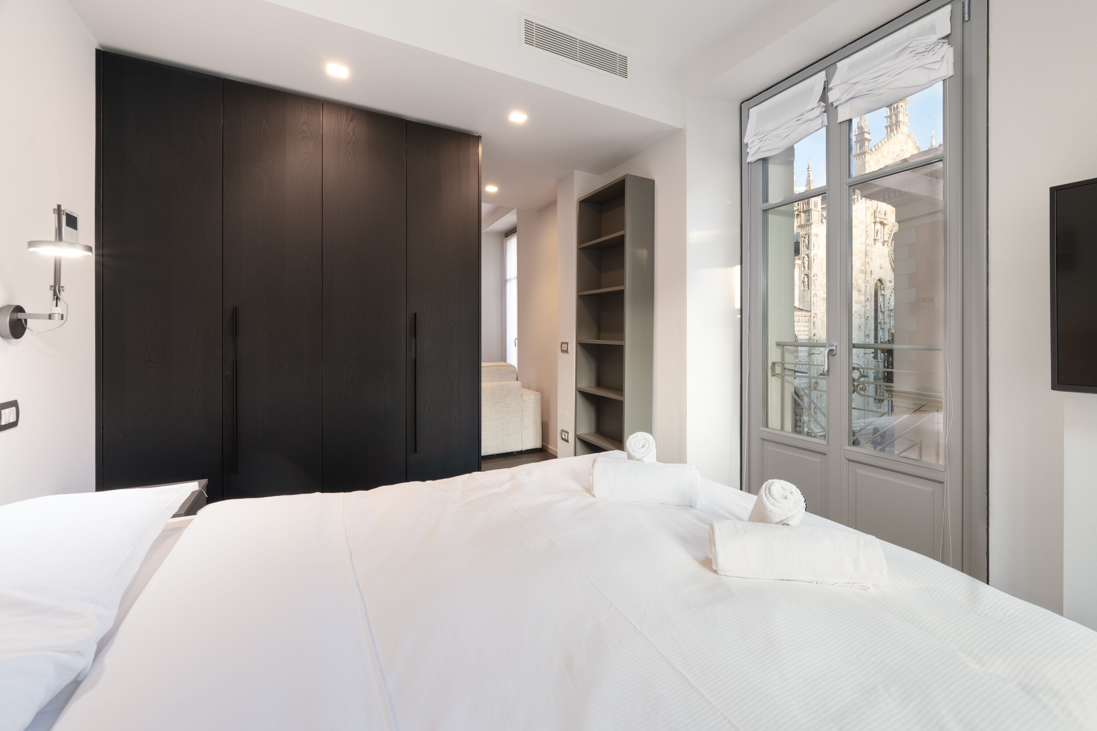 1 habitación, tabla de planchar con plancha y cuna de viaje 