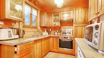 Jääkaappi, mikroaaltouuni, uuni, astianpesukone