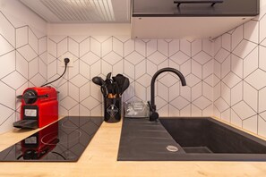 Refrigerador, microondas, cafetera y tetera y tetera eléctrica 