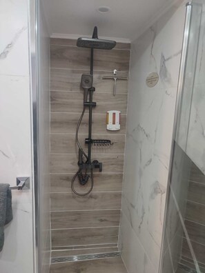 Articles de toilette écologiques, sèche-cheveux, serviettes fournies