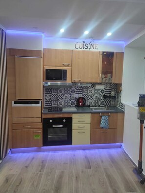 Frigorífico, microondas, horno y placa de cocina