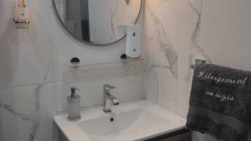 Articles de toilette écologiques, sèche-cheveux, serviettes fournies