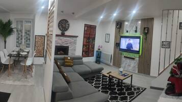 TV connectée, cheminée, lecteur de DVD