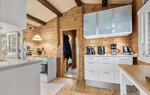 Kjøleskap, kokeplater og kaffetrakter/tekoker