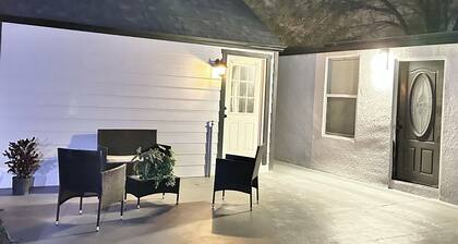 Getaway / Private SUITE B
Tranquility 🏡 close to ✈️ beach, mall, park, zoo