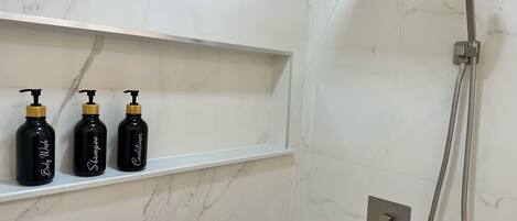 Douche, sèche-cheveux, serviettes fournies, savon