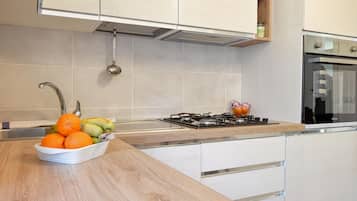 Frigorifero, piano cottura, lavastoviglie, macchina per tè/caffè