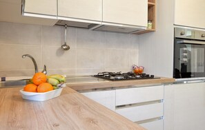 Frigorífico, microondas, placa de cocina y lavavajillas