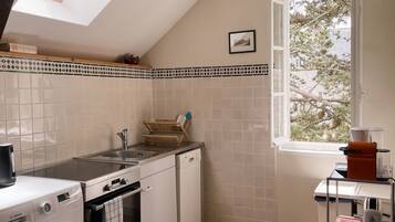 Een koelkast, een microgolfoven, een oven, een kookplaat