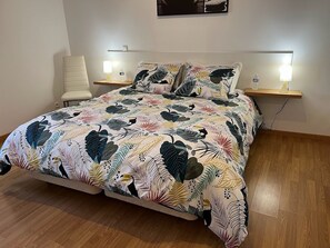 2 bedrooms, desk, iron/ironing board, travel cot