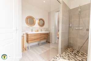 Douche, serviettes fournies