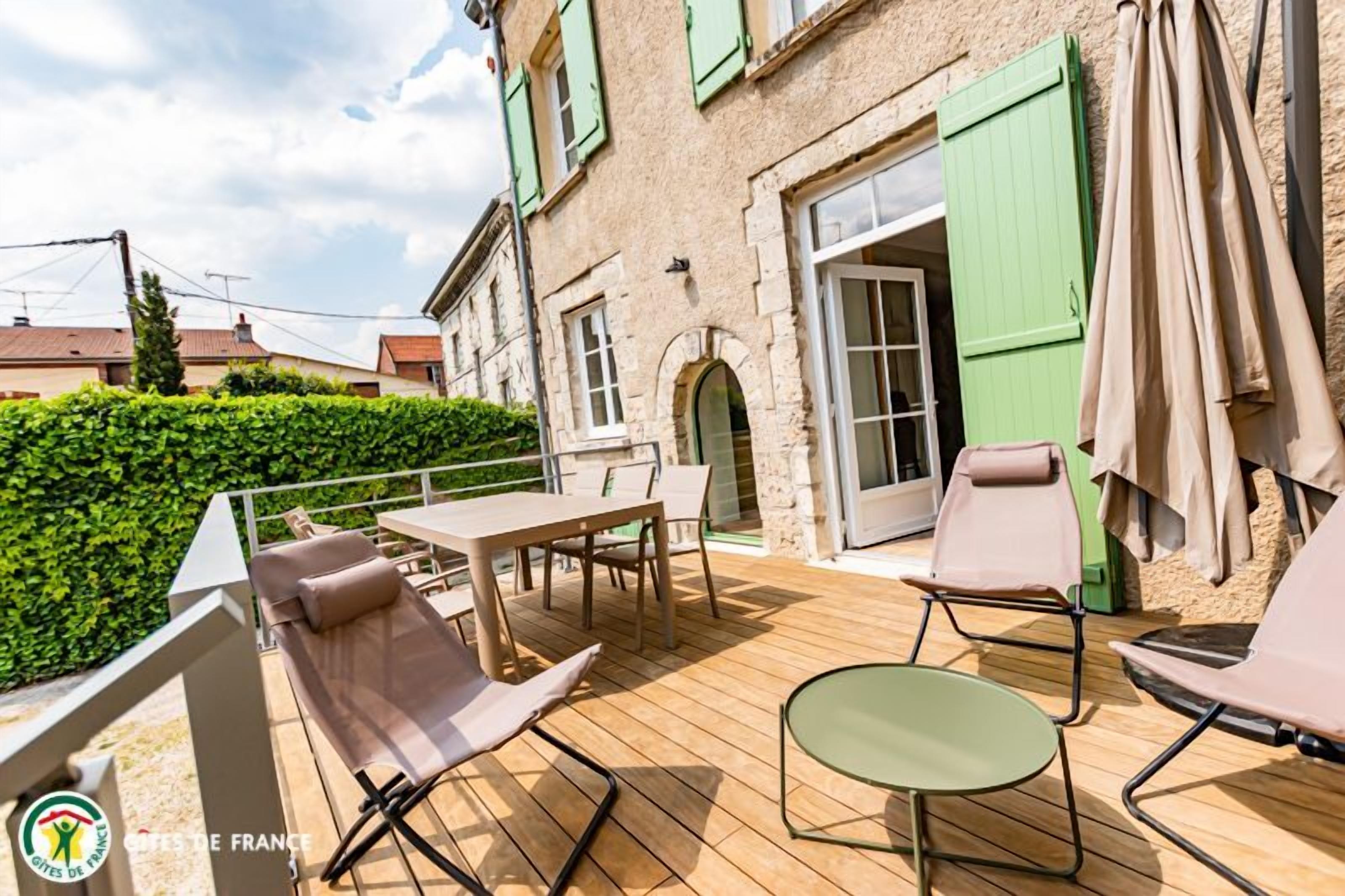 屋外ダイニングエリア