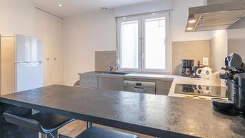 Micro-ondes, four, lave-vaisselle, chaise haute