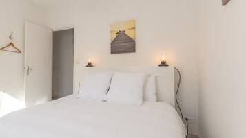 Chambres insonorisées, fer et planche à repasser, lit parapluie