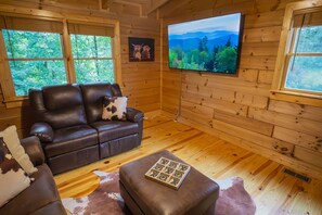 Smart TV, fireplace - Cozy Cabin Minutes to Helen and best hiking trails in the area! Pet Friendly! (Cleveland)